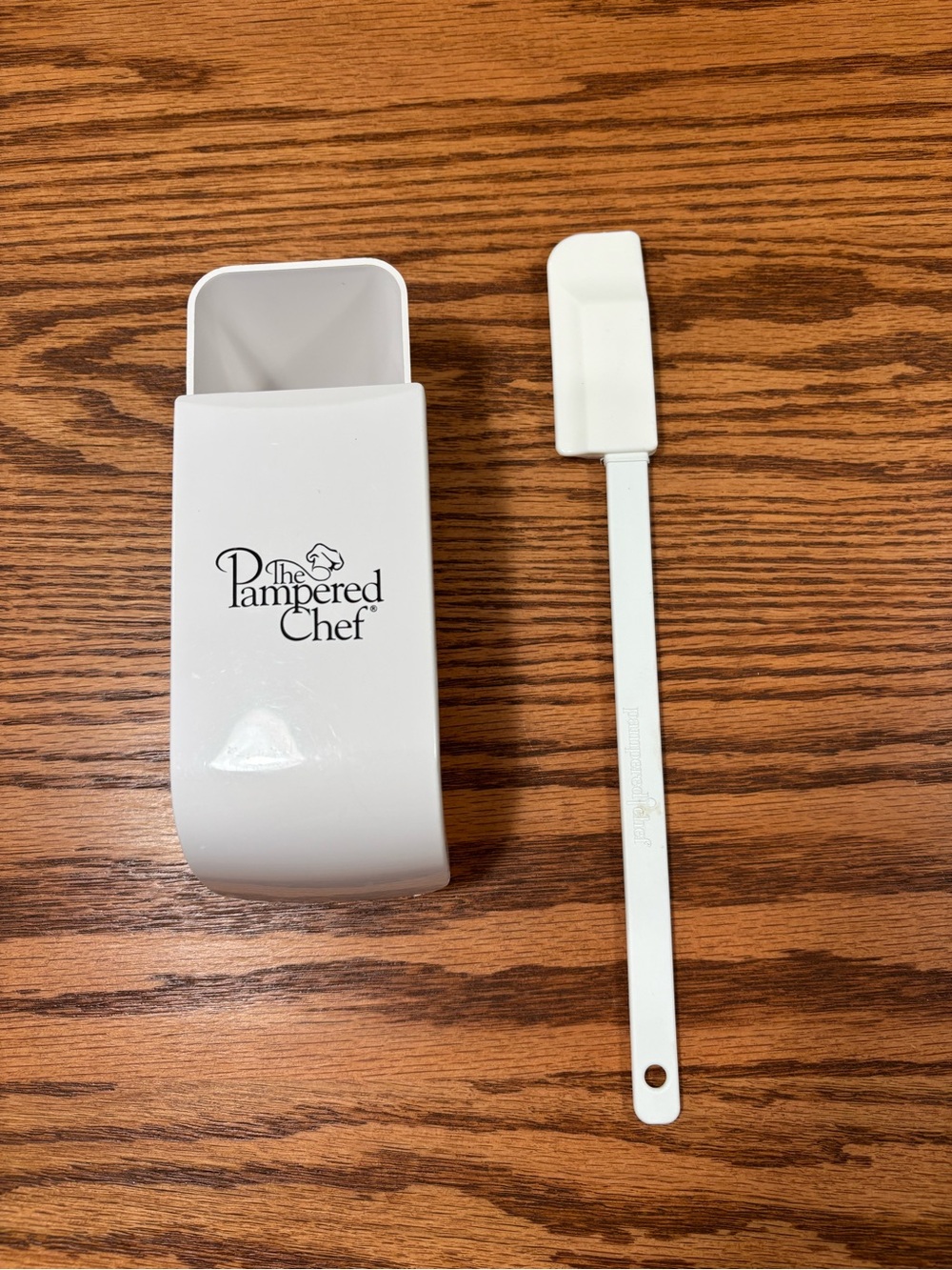 The Pampered Chef White Spatula and Adjustable Measuring Cup Lot